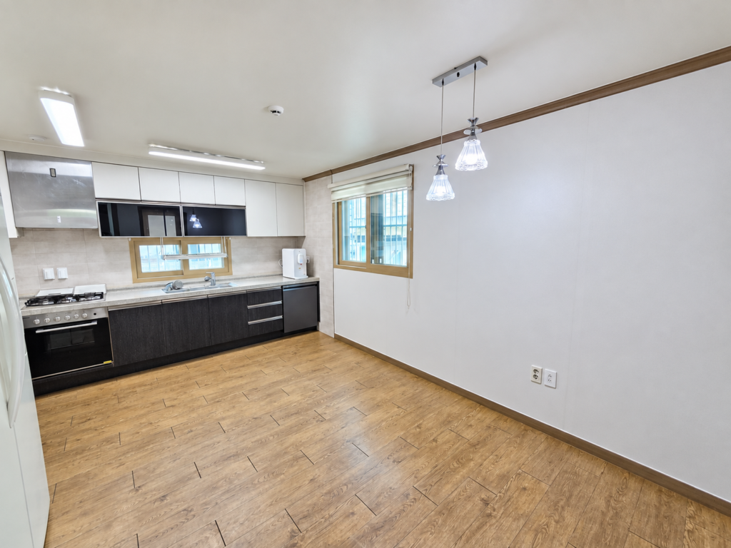 3 Bed / 3 Bath Detached Home near Yoon Gate photo 5