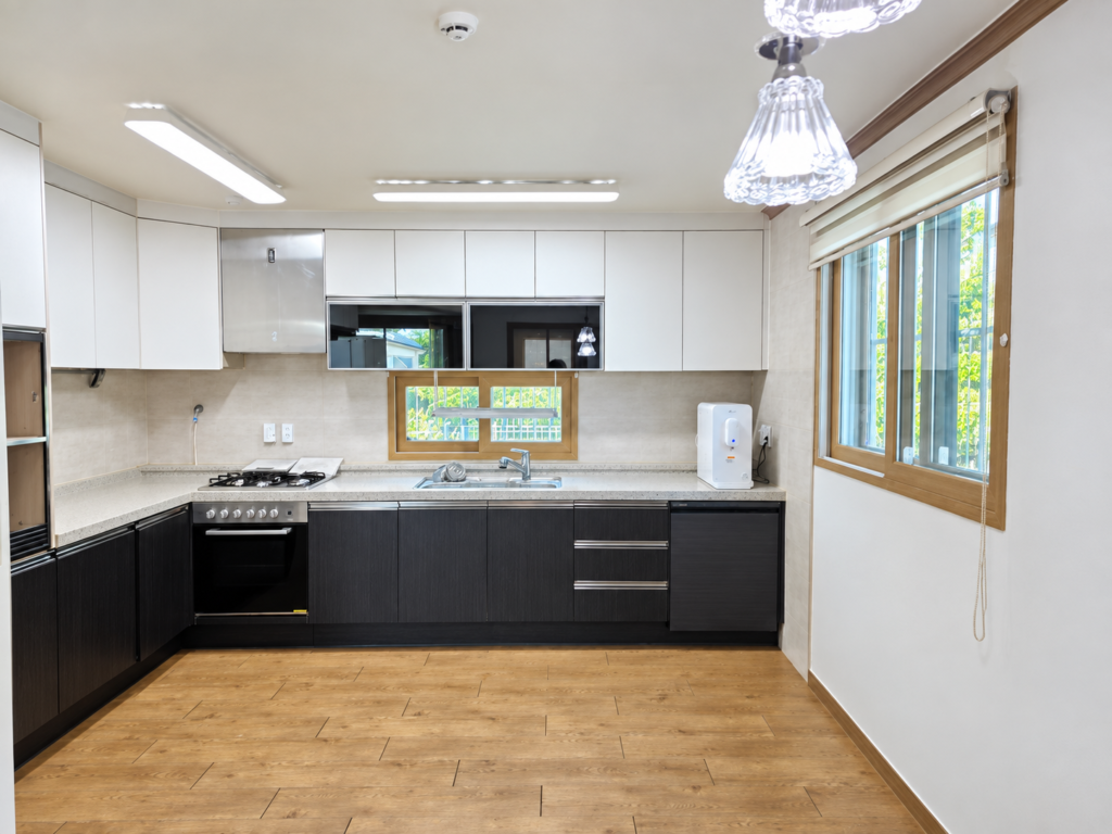 3 Bed / 3 Bath Detached Home near Yoon Gate photo 6