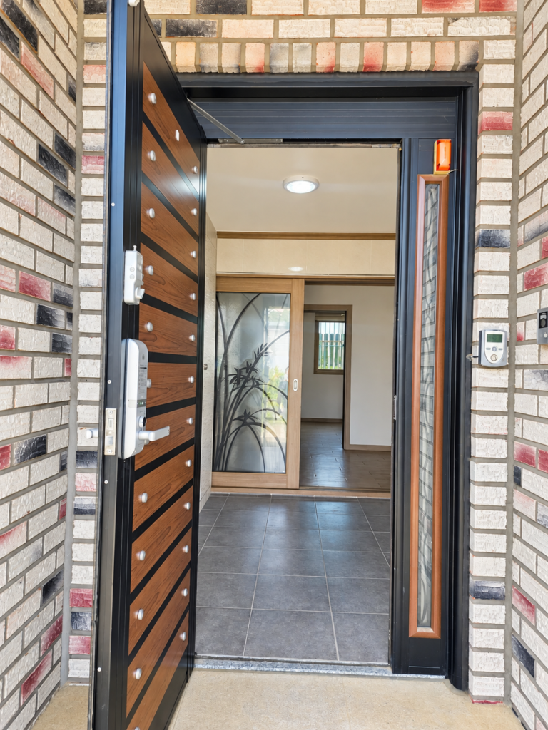 3 Bed / 3 Bath Detached Home near Yoon Gate photo 2