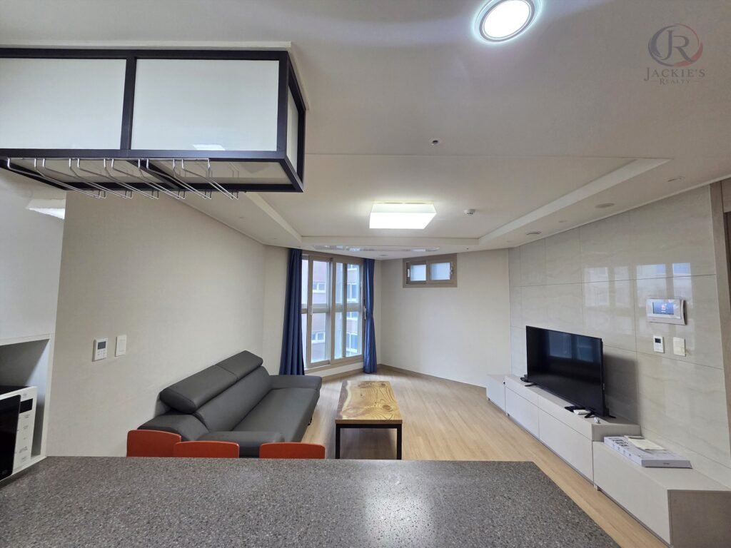 2.5 Rooms / 2 Baths Apartment near Pedestrian Gate photo 2