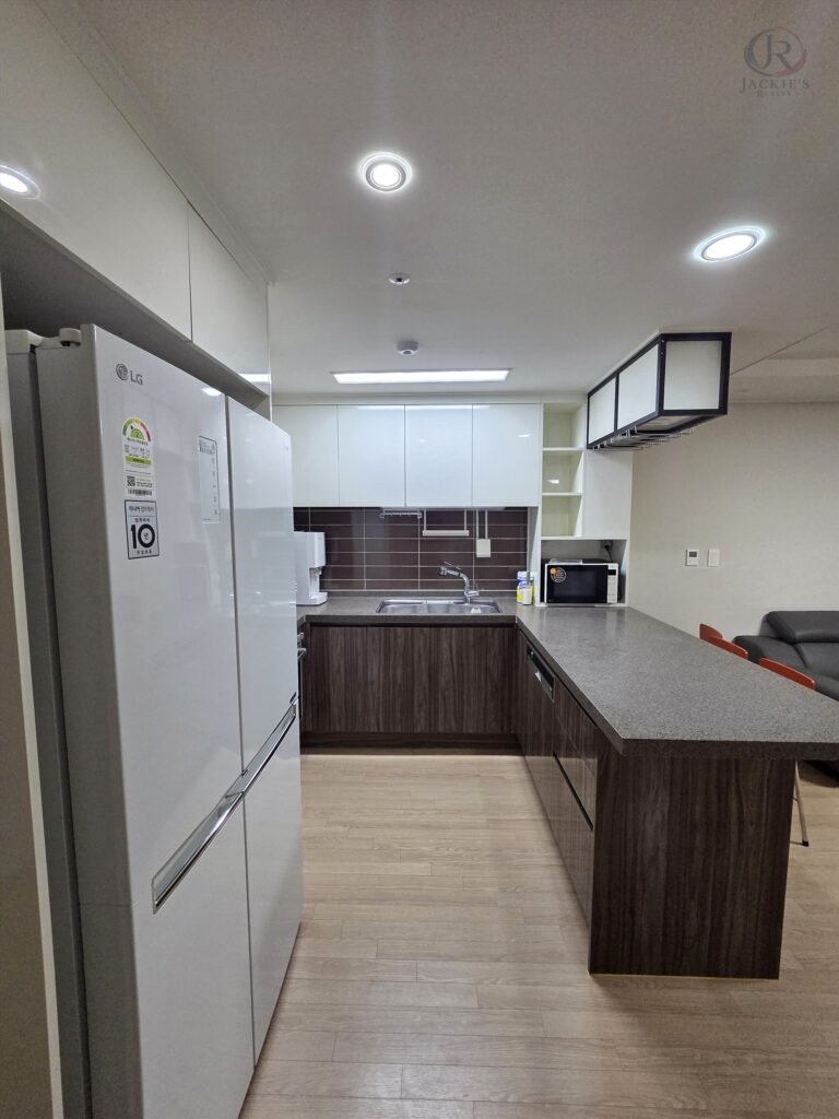 2.5 Rooms / 2 Baths Apartment near Pedestrian Gate photo 4
