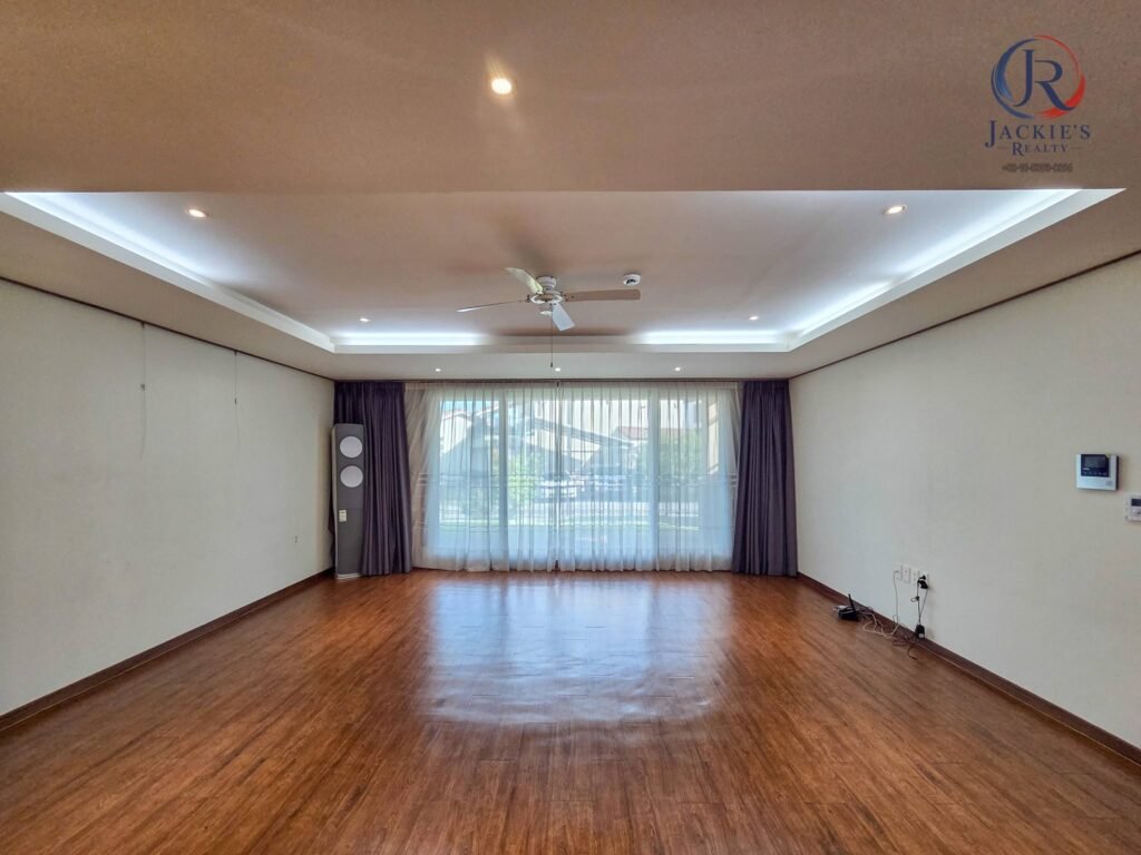 4 Rooms / 4 Baths Detached Home near Adams Gate photo 2