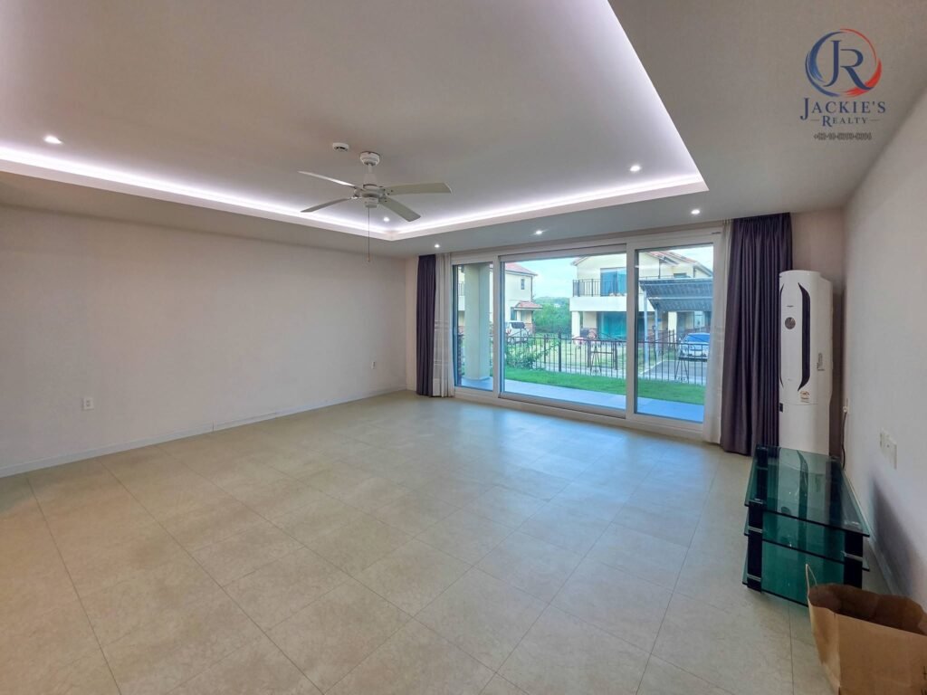 4 Rooms / 4 Baths Detached Home near Adams Gate photo 2