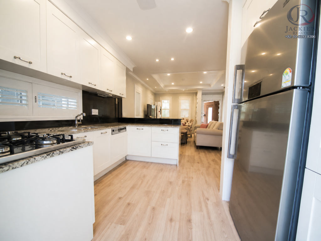 2.5 Rooms / 2 Baths Detached Home near Adams Gate photo 2
