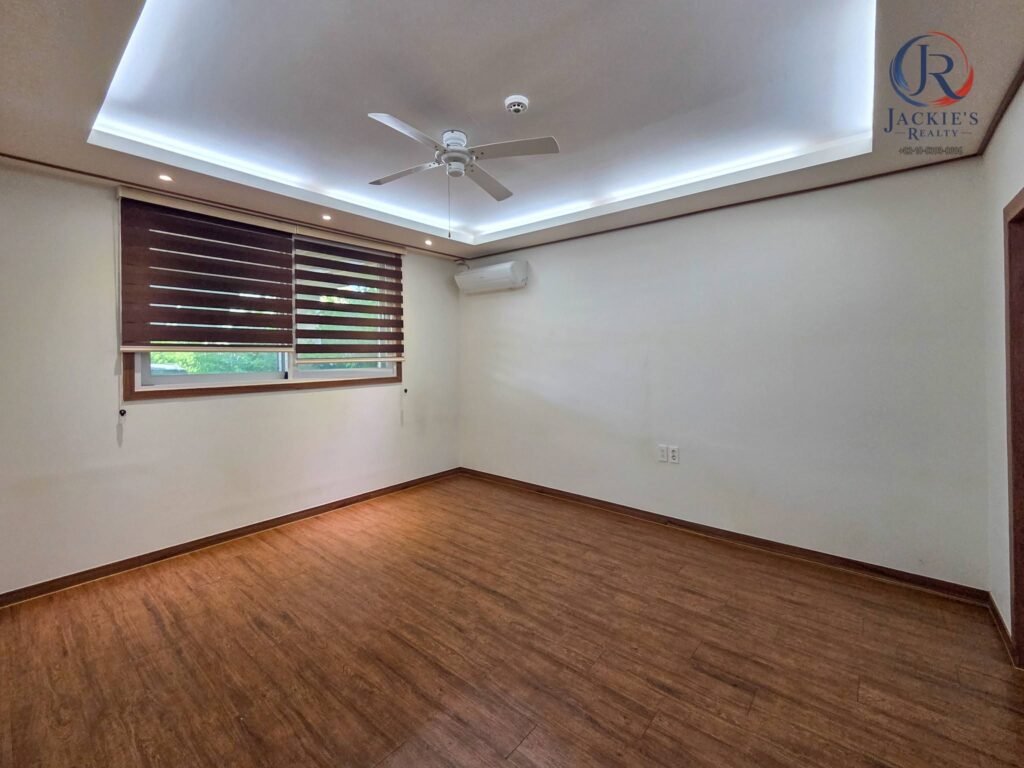 4 Rooms / 4 Baths Detached Home near Adams Gate photo 3