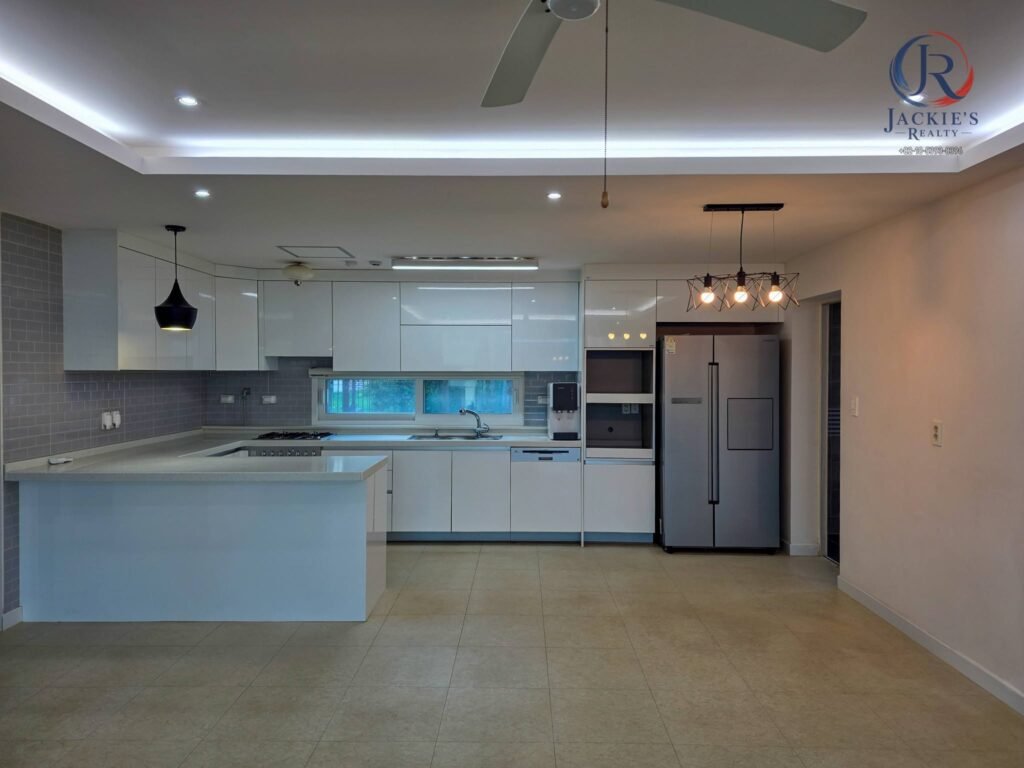 4 Rooms / 4 Baths Detached Home near Adams Gate photo 3