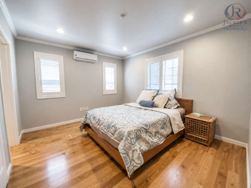 2.5 Rooms / 2 Baths Detached Home near Adams Gate photo 3