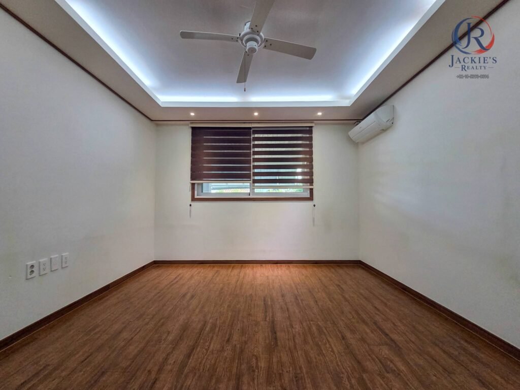 4 Rooms / 4 Baths Detached Home near Adams Gate photo 4