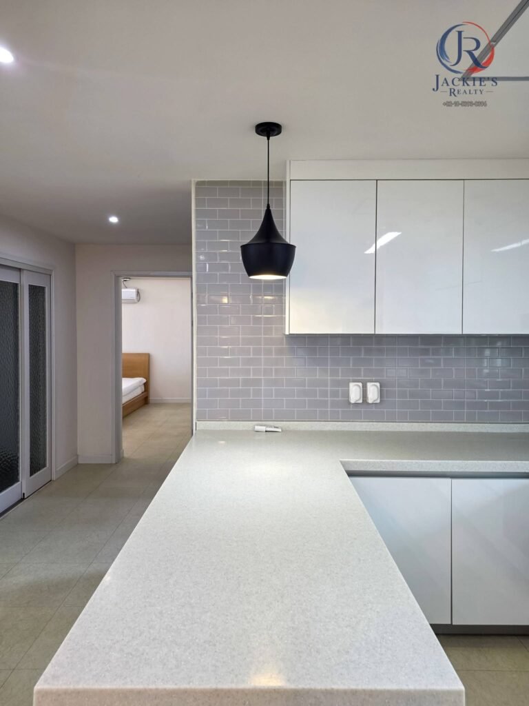 4 Rooms / 4 Baths Detached Home near Adams Gate photo 4
