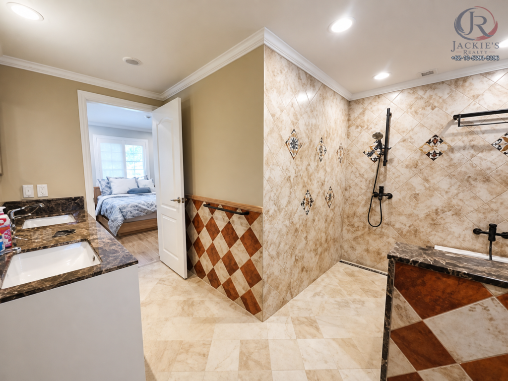 2.5 Rooms / 2 Baths Detached Home near Adams Gate photo 5