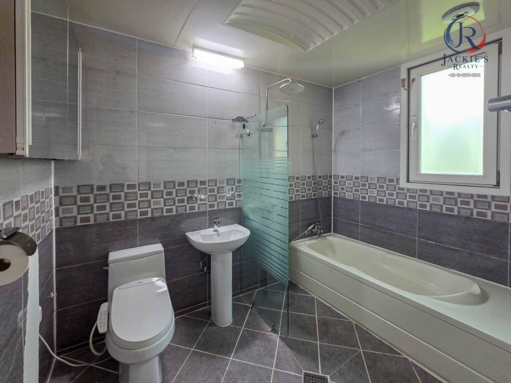 4 Rooms / 4 Baths Detached Home near Adams Gate photo 6