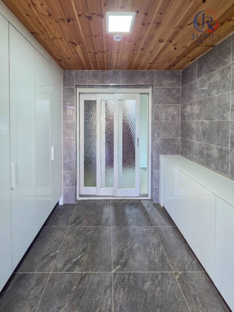 4 Rooms / 4 Baths Detached Home near Adams Gate photo 8