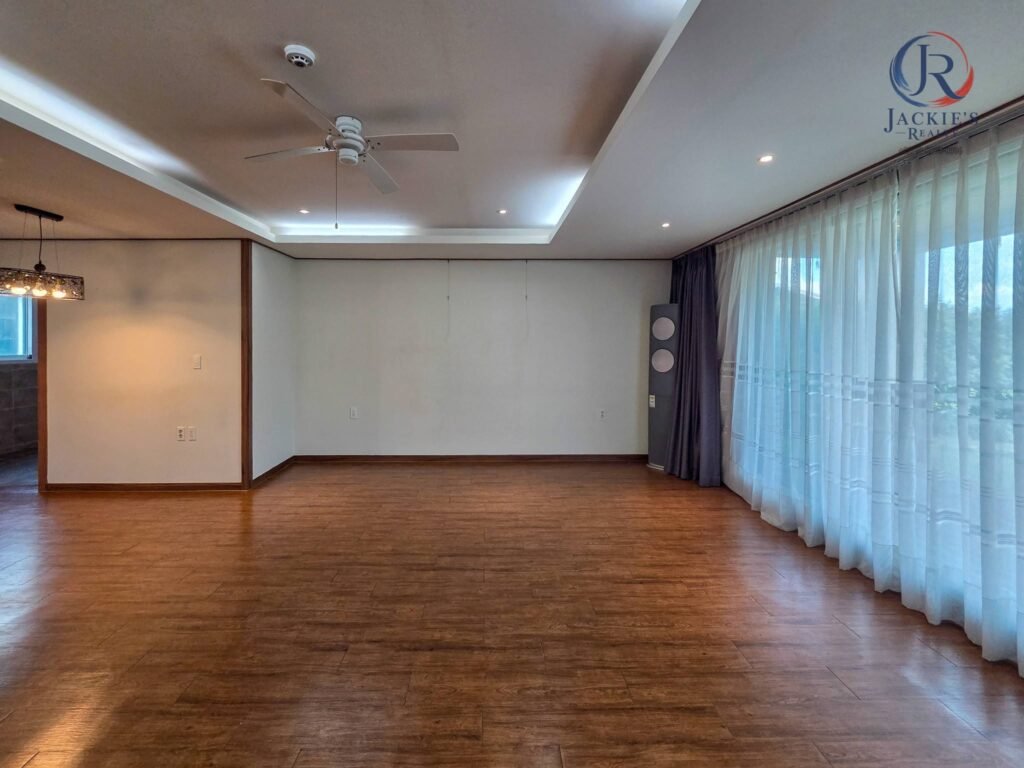 4 Rooms / 4 Baths Detached Home near Adams Gate photo 8