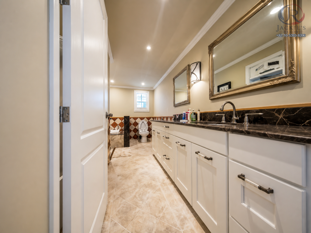 2.5 Rooms / 2 Baths Detached Home near Adams Gate photo 9
