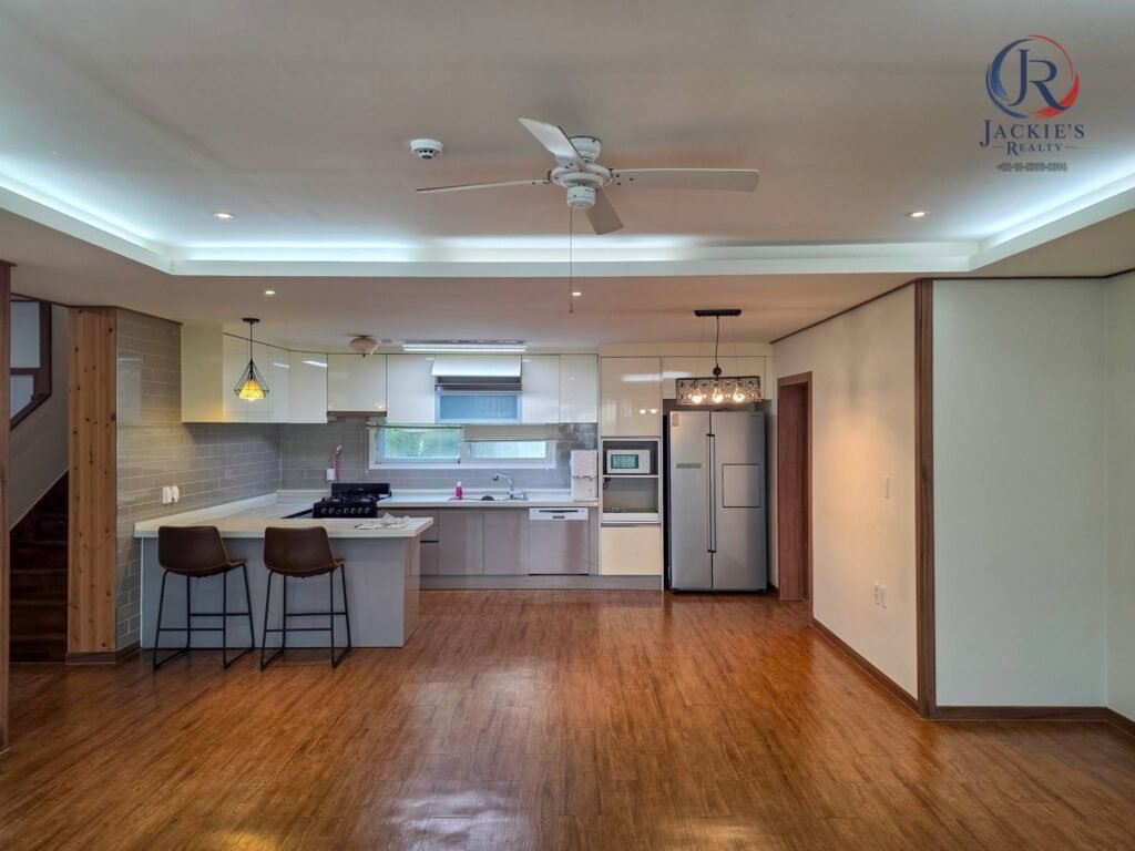 4 Rooms / 4 Baths Detached Home near Adams Gate photo 9