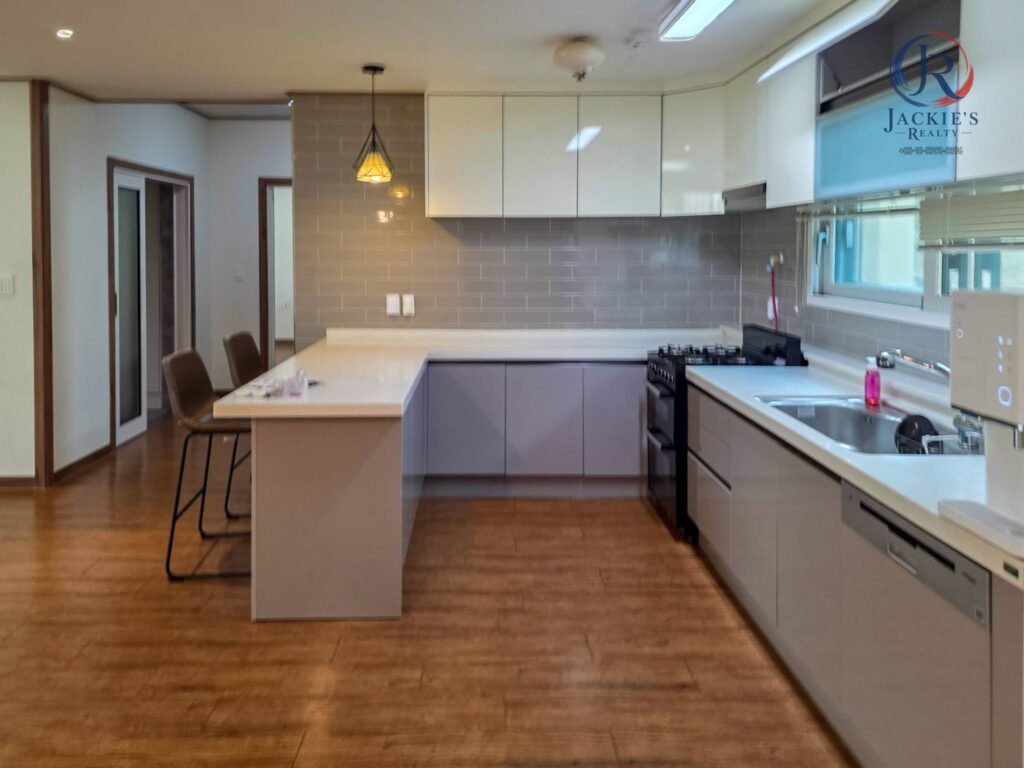 4 Rooms / 4 Baths Detached Home near Adams Gate photo 10