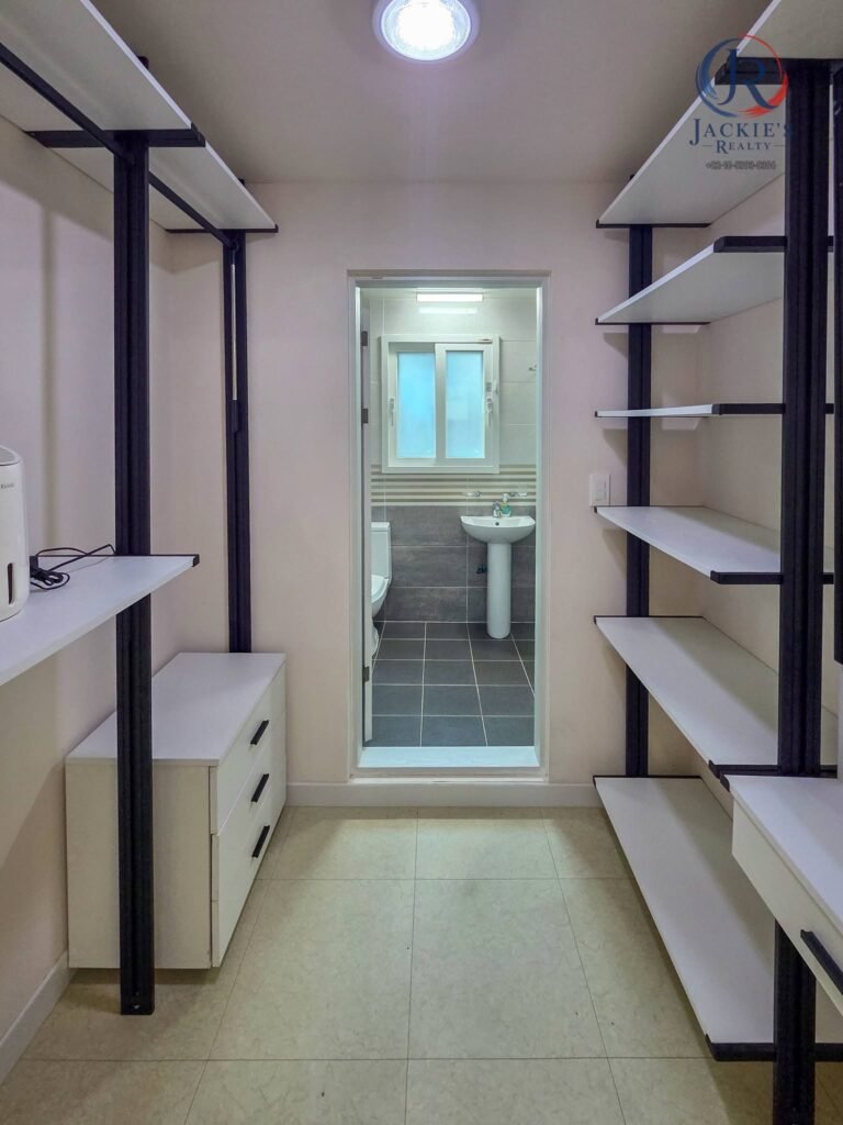 4 Rooms / 4 Baths Detached Home near Adams Gate photo 11