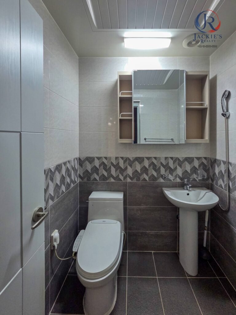 4 Rooms / 4 Baths Detached Home near Adams Gate photo 18
