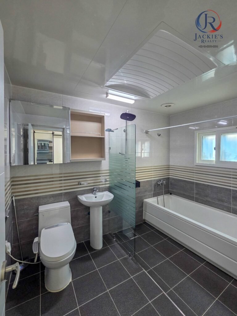 4 Rooms / 4 Baths Detached Home near Adams Gate photo 20